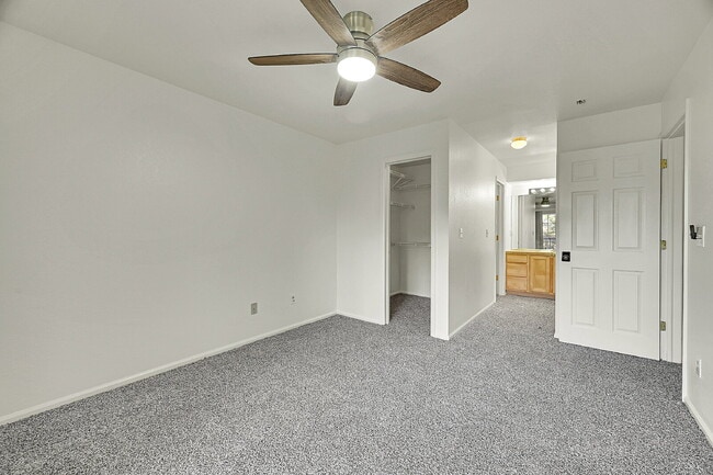 Building Photo - $1,495.95 with $300 off the first month's rent, 1 Bed, 1 Bath Condo in Englewood with Cozy Firepl...
