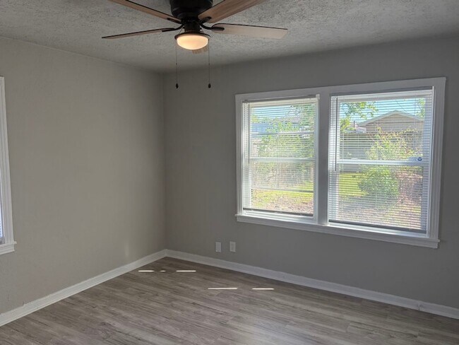 Building Photo - 5962 Belarbor St