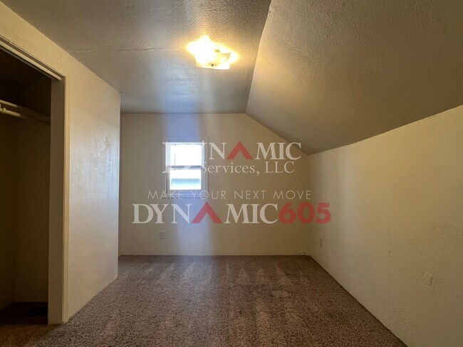 Building Photo - Upper Level 1 Bedroom, 1 Bathroom - Landlo...