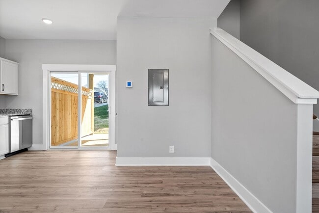 Building Photo - 2 Bedroom Townhome For Rent in Historic Downtown Clarksville!