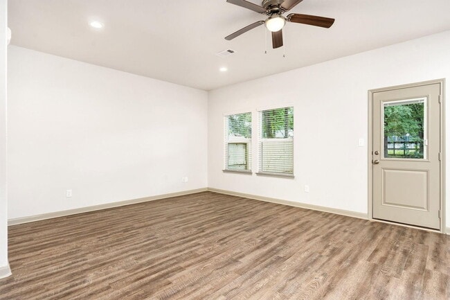 Building Photo - 918 Shady Ln