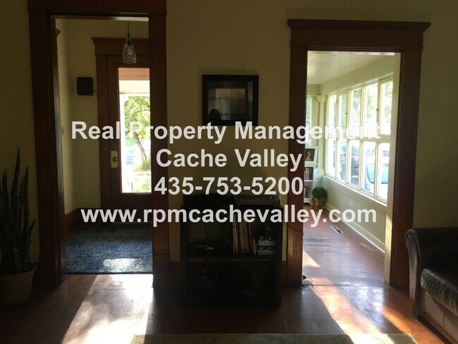 Building Photo - Charming 4 bedroom house. Available in Jul...