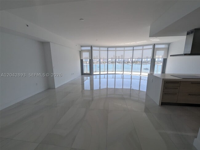 Building Photo - 17111 Biscayne 1011