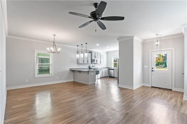 Building Photo - 923 NE Hts Ln