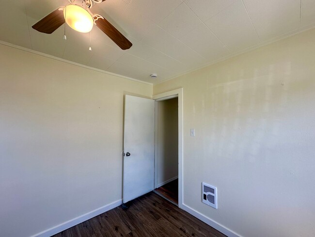 Building Photo - 2bdrm, 1 bath  HOUSE with fenced yard