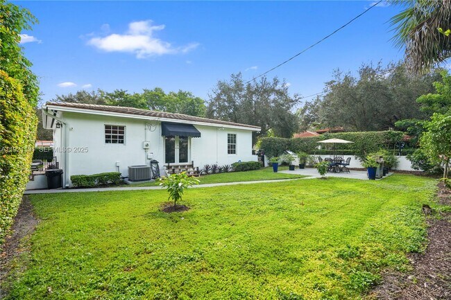 Building Photo - 924 El Rado St