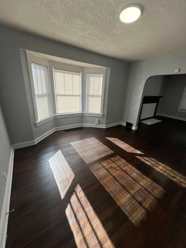 Building Photo - Spacious 5-Bedroom Home with Enclosed Porc...
