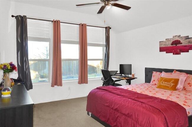 Building Photo - 10018 Farmland Dr