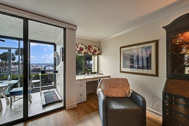 Building Photo - 4821 S Landings Dr