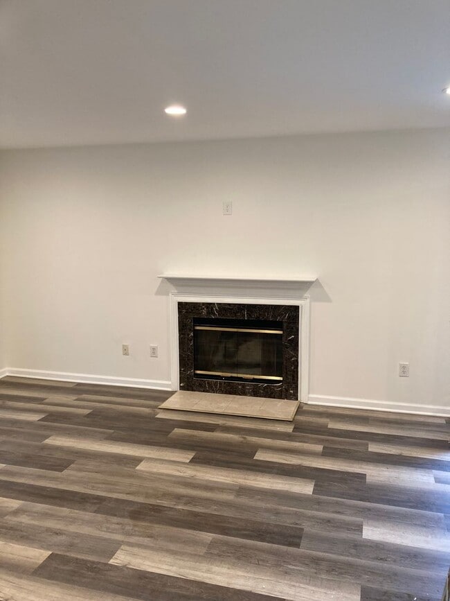 Building Photo - Renovated Crestwood Condo - 2 bedroom