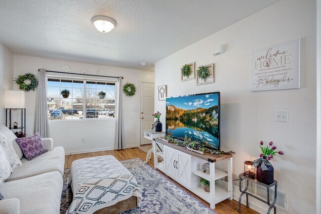 Building Photo - 3 bedroom, 1.5 Bath Townhome, Available Early June!