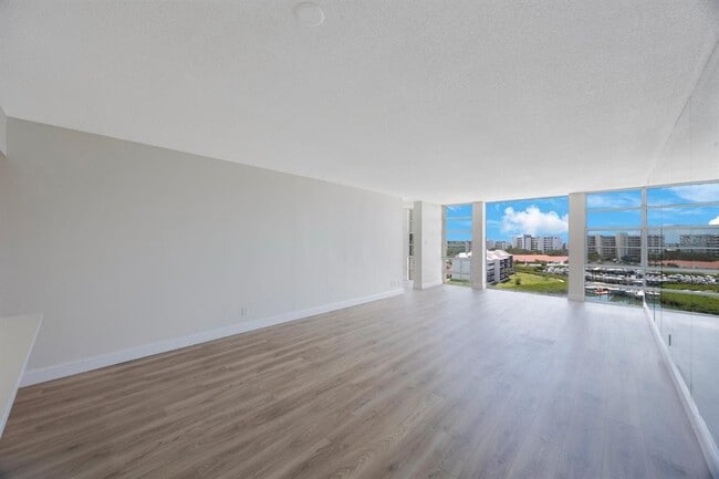 Building Photo - 7400 Sun Island Dr S