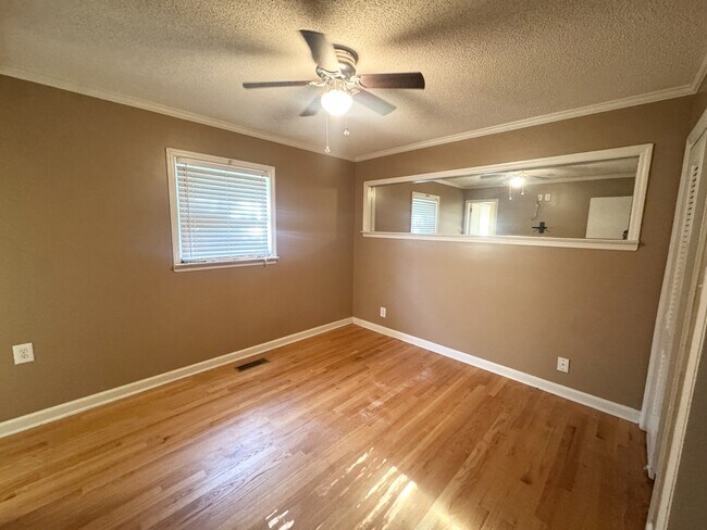 Building Photo - 1618 Cambridge Dr