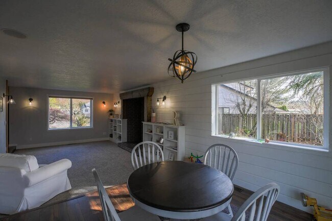 Building Photo - 1555 SW Gilson Ct