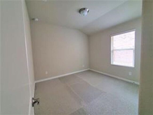 Building Photo - 3 Bedroom with Flex Space Available NOW!