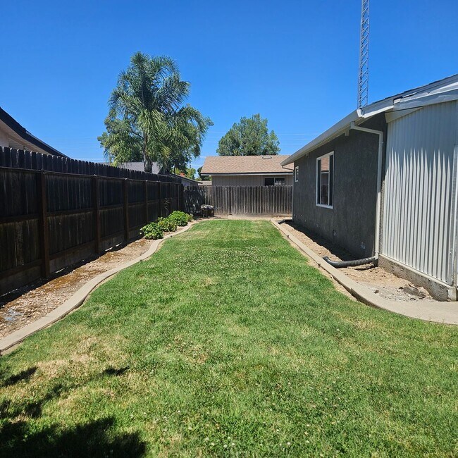 Building Photo - Beautifully Updated Family Home Near Memorial Hospital