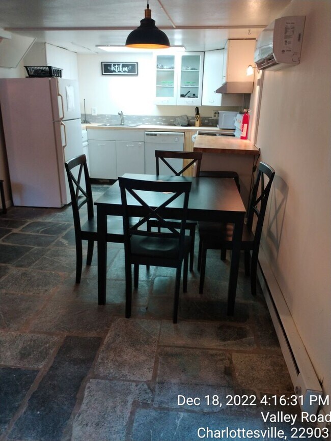 Building Photo - Backs up to the UVA south lawn section of campus 1 bdrm  1 bath 514 Valley Rd B Fully Furnished I...