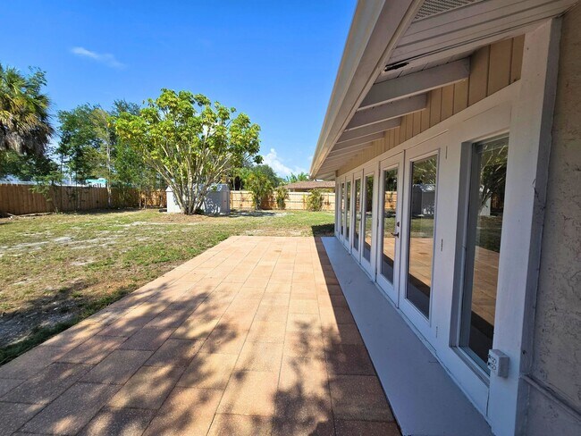 Building Photo - Charming 2BR/ 2BA/ 2 Car Garage - Near Phillippi Creek