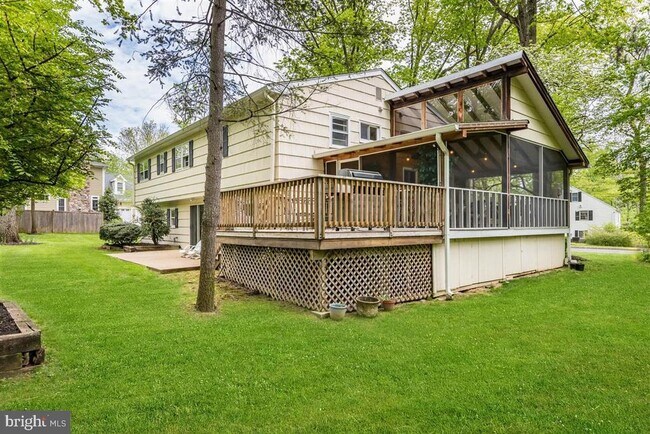Building Photo - 396 Riverside Dr