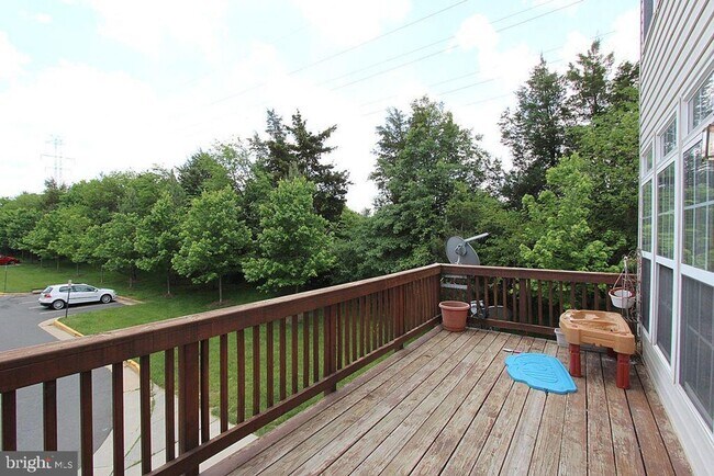 Building Photo - Beautiful 3-Bedroom, 2.5-Bath End-Unit Gar...