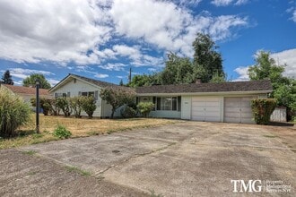 Building Photo - Charming single-family home!