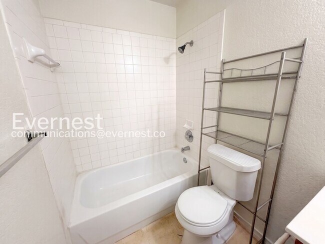 Building Photo - 3 Bed, 2 Bath Home with Garage / Pet-Friendly / Available Now!