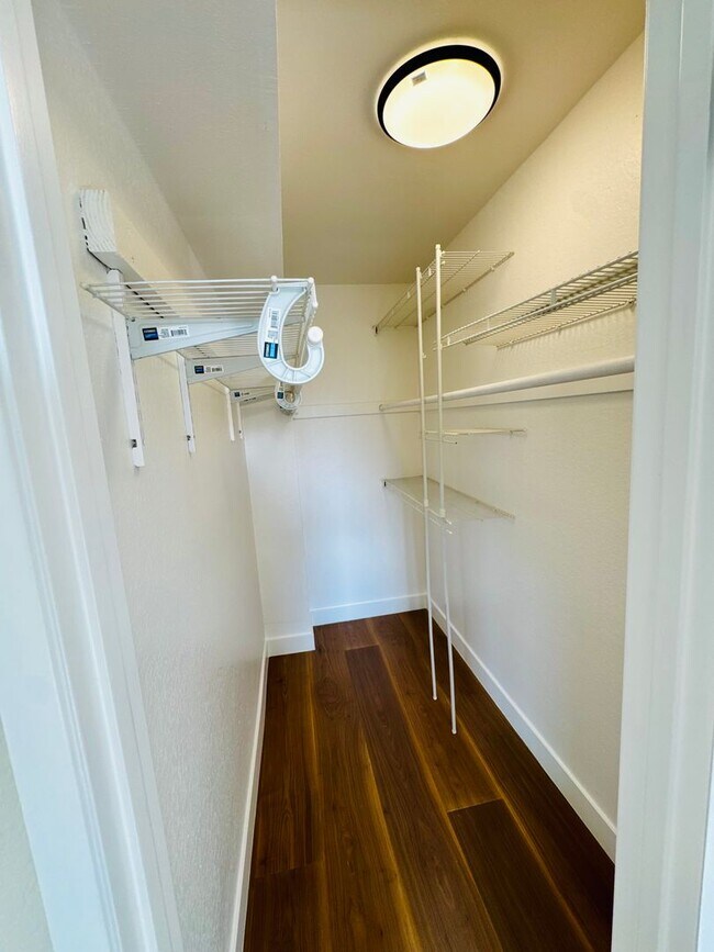 Building Photo - Remodelled 3/3 Townhome For Rent in Huntin...