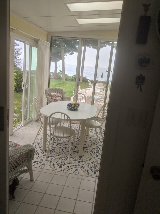Building Photo - 2421 Lakefront Dr