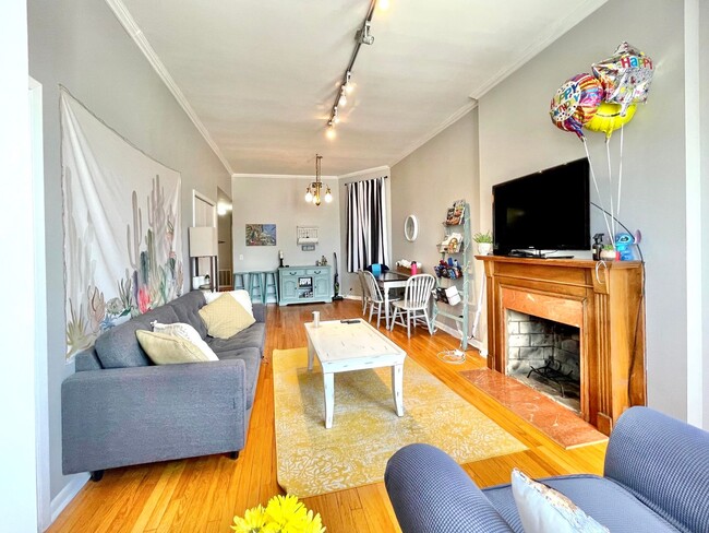 Building Photo - Spacious 2 bd/1 bath Condo in Lincoln Park!