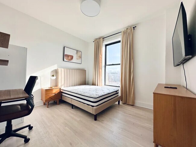 Building Photo - Furnished room/NOT APARTMENT