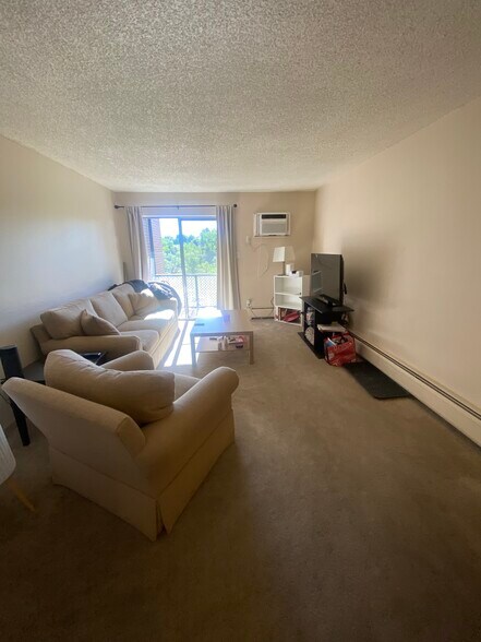 Building Photo - 501 Golden Cir