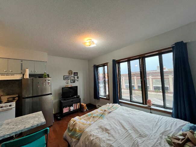 Building Photo - 215 1/2 Main Ave S