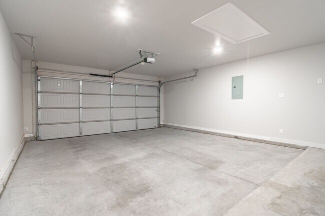 Building Photo - 2721 Longfellow Rd