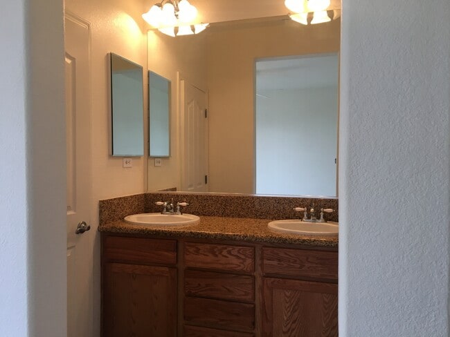 Building Photo - COMING SOON! Single Story 4 Bed in Curti R...