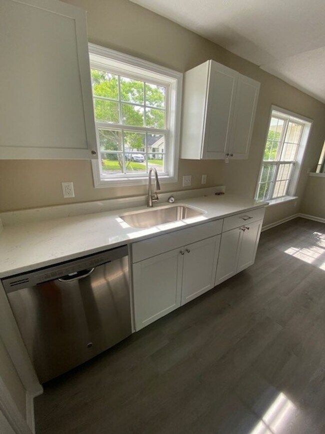 Building Photo - Welcome to this charming 3-bedroom, 2-bathroom home located in the vibrant city of Wilmington, NC.