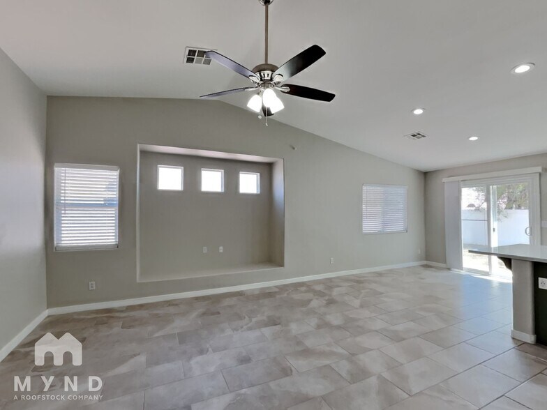 Building Photo - 423 Regal Robin Way