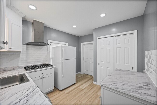 Building Photo - 325 1st St