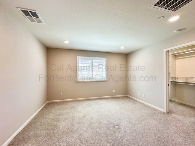 Building Photo - 3331 Rosenblatt St