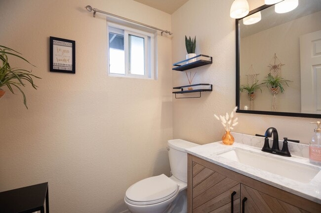 Building Photo - Sleek, Modern SE Boise Townhouse