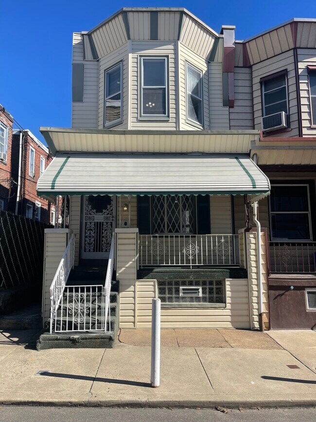 Building Photo - 1611 S Yewdall St