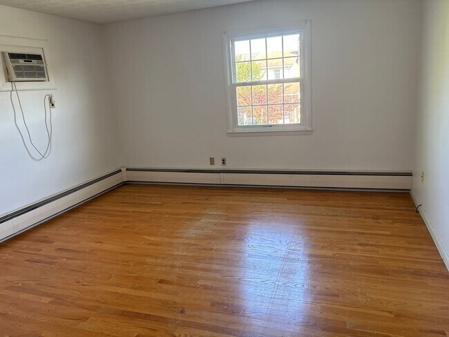 Building Photo - 2 Bedroom 2nd Floor Suburban SD-Parking