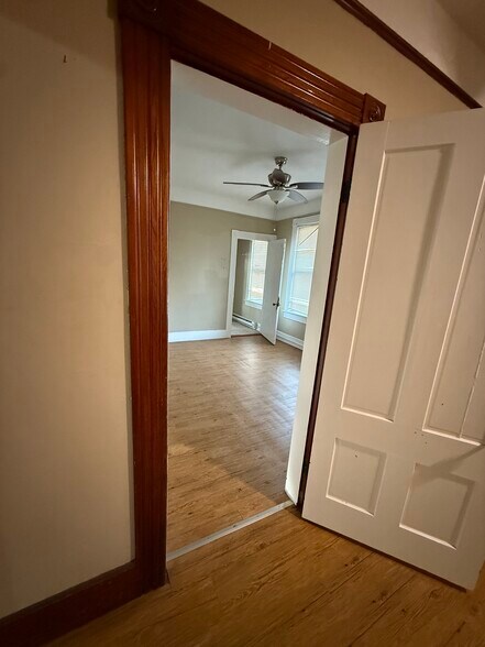 Building Photo - 17 Sunnyside Ave