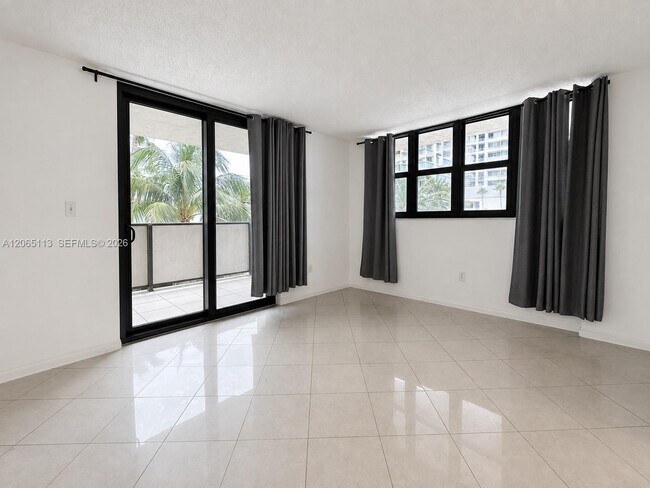 Building Photo - 1621 Collins Ave