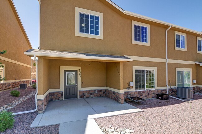 Building Photo - Move-In Ready Townhome with Luxury Finishe...