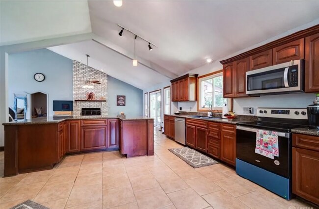 Building Photo - 3 bed 2 bath with pool