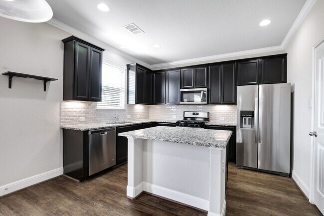 Building Photo - STEUBING FARM - ENCLAVE! 3BD/2.5BA Immaculate - Must See!!