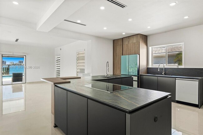 Building Photo - 1101 S Shore Dr