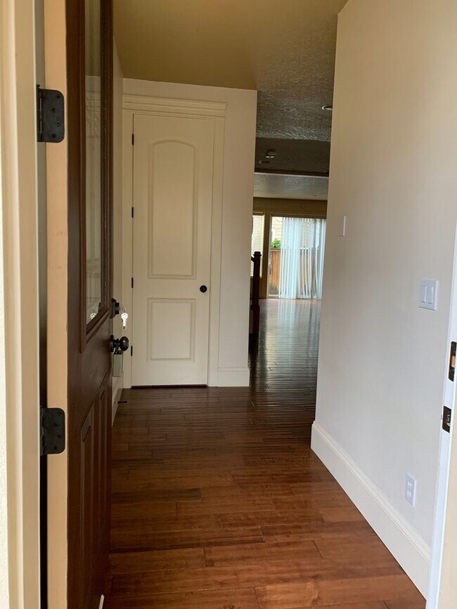 Building Photo - COMING SOON! GORGEOUS Townhome...  LOCATION , LOCATION near Peace Health Hospital