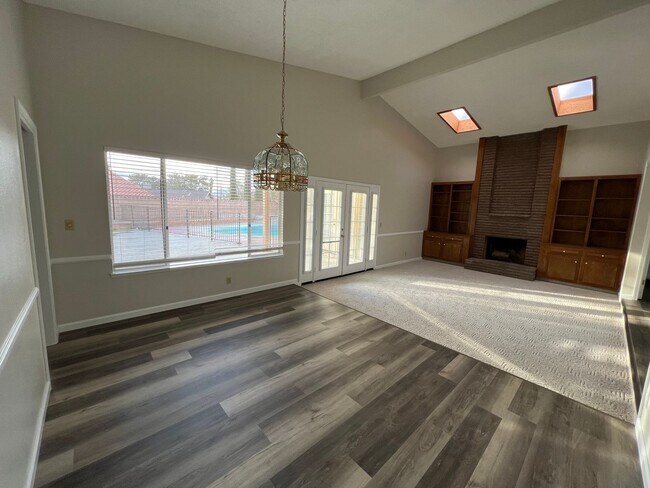 Building Photo - Please contact Vaughn Realty to set up an ...