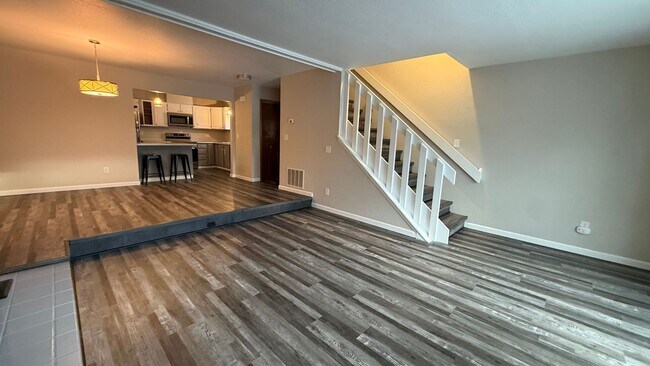 Building Photo - Lovely 2 bed townhome with private bathrooms for each!  Don't miss!